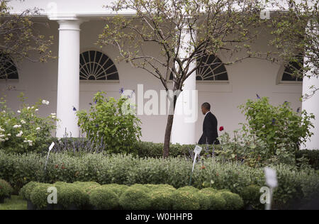 Präsident Barack Obama geht auf das Oval Office, wie er von der Generalversammlung der Vereinten Nationen zurück, im Weißen Haus in Washington, D.C. am 25. September 2014. UPI/Kevin Dietsch. Stockfoto