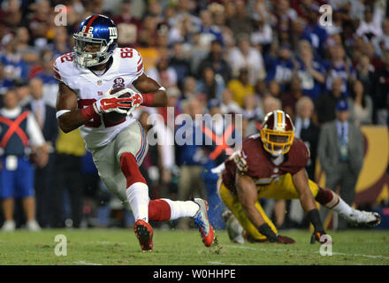 New York Giants wide receiver Rueben Randle (82) läuft, bringt ein Vergehen gegen die Washington Redskins inside linebacker Keenan Robinson (52), die im zweiten Quartal bei FedEx Field in Washington, D.C. am 25. September 2014. UPI/Kevin Dietsch Stockfoto