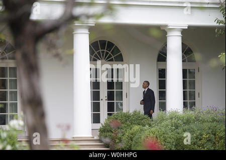 Präsident Barack Obama geht auf das Oval Office, wie er von der Generalversammlung der Vereinten Nationen zurück, im Weißen Haus in Washington, D.C. am 25. September 2014. UPI/Kevin Dietsch. Stockfoto