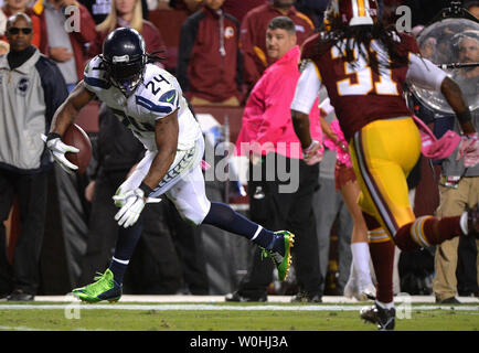 Seattle Seahawks zurück laufen Marshawn Lynch läuft für einen Touchdown gegen die Washington Redskins während des vierten Quartals bei FedEx Field in Landover, Maryland am 6. Oktober 2014. UPI/Kevin Dietsch Stockfoto