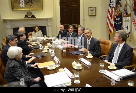 Us-Präsident Barack Obama (2., R) flankiert von OMB Direktor Shaun Donovan (R) und National Economic Council Regisseur Jeff Zients hält eine Konferenz über die Regulierung der Finanzmärkte im Roosevelt Zimmer im Weißen Haus, Oktober 6, 2014, in Washington, DC. Auch die Federal Reserve Board - Vorsitzenden Janet Yellen und Finanzminister Jack Lew (L). UPI/Mike Theiler Stockfoto