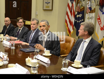 Us-Präsident Barack Obama (2., R) flankiert von OMB Direktor Shaun Donovan (R) und National Economic Council Regisseur Jeff Zients, zusammen mit White house Counsel Neil Eggelston (L) und des Rates der Wirtschaftsberater Vorsitzender Jason Furman, hält eine Konferenz über die Regulierung der Finanzmärkte im Roosevelt Zimmer im Weißen Haus, Oktober 6, 2014, in Washington, DC. Auch die Federal Reserve Board - Vorsitzenden Janet Yellen und Finanzminister Jack Lew (L). UPI/Mike Theiler Stockfoto