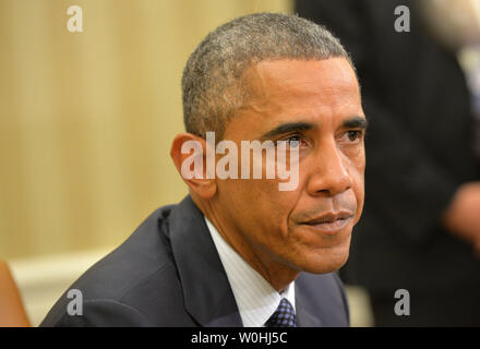 Präsident Barack Obama Adressen die Medien nach einem Treffen mit seinem Team die Koordination Ebola die Antwort der Regierung, im Oval Office im Weißen Haus in Washington, D.C. am 16. Oktober 2014. Obama traf mit Sylvia Burwell, Minister für Gesundheit und Soziales, Denis McDonough, Stabschef im Weißen Haus, Susan Rice, die Nationale Sicherheitsberaterin, Lisa Monaco, Assistent des Präsidenten für die innere Sicherheit und Terrorismusbekämpfung und Dr. Thomas Frieden, Direktor des Zentrums für die Prävention und die Kontrolle von Krankheiten. UPI/Kevin Dietsch Stockfoto