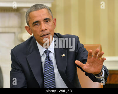 Präsident Barack Obama Adressen die Medien nach einem Treffen mit seinem Team die Koordination Ebola die Antwort der Regierung, im Oval Office im Weißen Haus in Washington, D.C. am 16. Oktober 2014. Obama traf mit Sylvia Burwell, Minister für Gesundheit und Soziales, Denis McDonough, Stabschef im Weißen Haus, Susan Rice, die Nationale Sicherheitsberaterin, Lisa Monaco, Assistent des Präsidenten für die innere Sicherheit und Terrorismusbekämpfung und Dr. Thomas Frieden, Direktor des Zentrums für die Prävention und die Kontrolle von Krankheiten. UPI/Kevin Dietsch Stockfoto