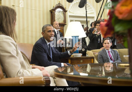 Präsident Barack Obama Adressen die Medien nach einem Treffen mit seinem Team die Koordination Ebola die Antwort der Regierung, im Oval Office im Weißen Haus in Washington, D.C. am 16. Oktober 2014. Obama traf mit Sylvia Burwell, Minister für Gesundheit und Soziales, Denis McDonough, Stabschef im Weißen Haus, Susan Rice, die Nationale Sicherheitsberaterin, Lisa Monaco, Assistent des Präsidenten für die innere Sicherheit und Terrorismusbekämpfung und Dr. Thomas Frieden, Direktor des Zentrums für die Prävention und die Kontrolle von Krankheiten. UPI/Kevin Dietsch Stockfoto