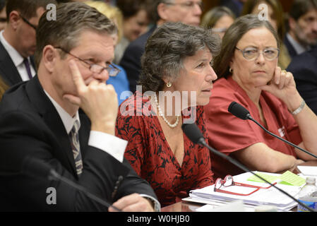 Gesundheit und Human Services Asst. Sekretärin Nicole Lurie (C) Erläuterungen als Homeland Security Inspector General John Roth (L) und Nationalen Krankenschwestern United co-Präsident Deborah Burger zu hören, während ein Haus Aufsicht und Regierung Reform Ausschuss Anhörung über "Die Ebola Krise: Koordination eines Multi-Agency Antwort, Oktober 24, 2014, in Washington, DC. Die Anhörung kommt nach einem Arzt, der die Arbeit in Westafrika wurde mit Ebola Patienten Symptome, begann nach seiner Rückkehr nach New York City zu zeigen. UPI/Mike Theiler Stockfoto