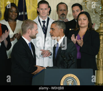 Us-Präsident Barack Obama (R) schüttelt Hände mit Ebola survivor Dr. Kent Brantly (L) nach brantly der Präsident während einer Veranstaltung im East Room des Weißen Hauses am 29. Oktober 2014 eingeführt. Obama rief Ärzte und Krankenschwestern, die nach Afrika gehen, die Krankheit an der Quelle' amerikanischen Helden zu stoppen." UPI/Pat Benic Stockfoto