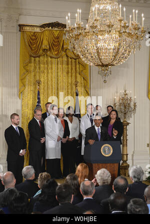 Us-Präsident Barack Obama macht Anmerkungen zu Ebola, Ebola survivor Dr. Kent Brantly (L) und andere im East Room des Weißen Hauses am 29. Oktober 2014 zu hören. Obama rief Ärzte und Krankenschwestern, die nach Afrika gehen, die Krankheit an der Quelle' amerikanischen Helden zu stoppen." UPI/Pat Benic Stockfoto