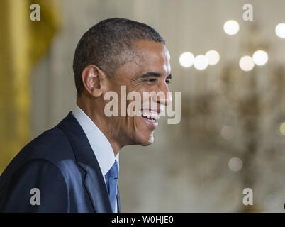 Präsident Barack Obama lächelt als er spricht mit einem Reporter während einer Pressekonferenz nach dem midterm Wahlen im East Room des Weißen Hauses in Washington, DC am 5. November 2014. Die Republikaner Gewinne und jetzt sowohl das Haus als auch der Senat die Kontrolle, aber Obama blieb optimistisch über Amerika. UPI/Pat Benic Stockfoto