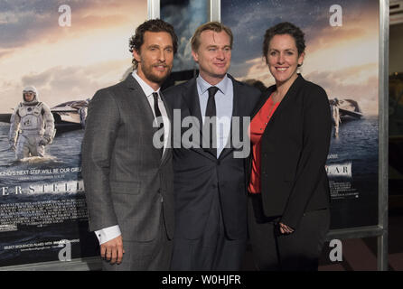 Schauspieler Matthew McConaughey, Regisseur Christopher Nolan seine Frau Produzentin Emma Thomas Post auf dem roten Teppich bei der Premiere ihres neuen Films "INTERSTELLAR" an der Smithsonian Air und Space Museum auf der National Mall in Washington, DC, 5. November 2014. UPI/Molly Riley Stockfoto