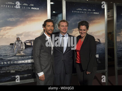 Schauspieler Matthew McConaughey, Regisseur Christopher Nolan seine Frau Produzentin Emma Thomas Post auf dem roten Teppich bei der Premiere ihres neuen Films "INTERSTELLAR" an der Smithsonian Air und Space Museum auf der National Mall in Washington, DC, 5. November 2014. UPI/Molly Riley Stockfoto