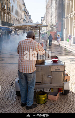 Anbieter mit gerösteten Kastanien im Stadtzentrum von Lissabon, Portugal Abschaltdruck Stockfoto