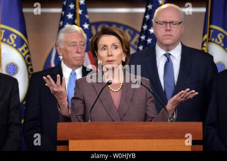 Hausminoritätführer Nancy Pelosi, D-Calif, von Mitgliedern des Hauses Führung Verband spricht nach dem Haus demokratische Führung stimmen in Washington, D.C. am 18. November 2014. Pelosi war als das Haus Minoritätführer wiedergewählt. UPI/Kevin Dietsch Stockfoto