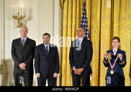 Präsident Barack Obama Auszeichnungen Nationale Medaillen für Technologie und Innovation zu Johannes Schiller (L) und Douglas Lowy der nationalen Institute der Gesundheit und National Cancer Institute, während einer Zeremonie im Weißen Haus am 20 November, 2014, in Washington, D.C. Die beiden für ihre Arbeit bei der Entwicklung des Virus geehrt werden - wie Partikel und verwandten Technologien, die für die Generation der wirkungsvolle Impfstoffe, gezielte HPV und Krebs geführt. UPI/Kevin Dietsch Stockfoto