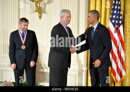 Präsident Barack Obama Auszeichnungen Nationale Medaillen für Technologie und Innovation zu Johannes Schiller (Mitte) und Douglas Lowy der nationalen Institute der Gesundheit und National Cancer Institute, während einer Zeremonie im Weißen Haus am 20 November, 2014, in Washington, D.C. Die beiden für ihre Arbeit bei der Entwicklung des Virus geehrt werden - wie Partikel und verwandten Technologien, die für die Generation der wirkungsvolle Impfstoffe, gezielte HPV und Krebs geführt. UPI/Kevin Dietsch Stockfoto