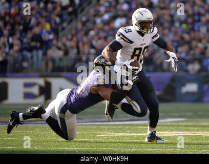 San Diego Chargers tight end Ladarius Grün (89) läuft gegen San Diego Chargers defensive Ende Damion Square (71) Im zweiten Quartal bei M&T Bank Feld in Baltimore, Maryland am 30. November 2014. UPI/Kevin Dietsch Stockfoto