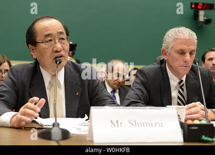 Takata Corporation Senior VP für globale Qualitätssicherung Hiroshi Shimizu (L), macht die Erläuterungen sind wie Honda Nordamerika Executive VP Rick Schostek während des Zeugnisses vor dem Haus Energie und Handel Ausschuss für Takata airbag Brüche und erinnert daran, auf dem Capitol Hill, 3. Dezember 2014, in Washington, DC, der zuhört. Eine Reihe von Airbags, die bereitgestellt haben tödliche Geschosse in den Auto Passagiere gesendet. UPI/Mike Theiler Stockfoto