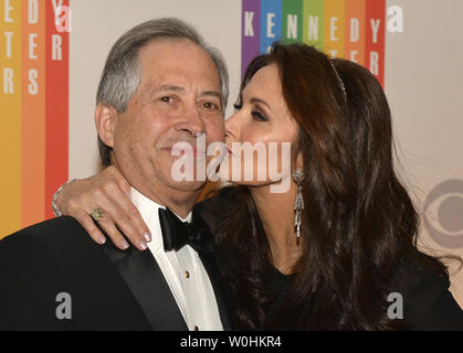 Schauspielerin Lynda Carter, der spielte in der TV-'Wonder Woman' küsst ihr Ehemann Robert Altman, wie sie für die Fotografen auf dem roten Teppich darstellen, da sie für einen Abend der Gala Unterhaltung im Kennedy Center, Dezember 7, 2014, in Washington, DC. Die Ehrungen werden jährlich auf fünf Künstler für ihr Lebenswerk in der Kunst und Kultur verliehen. UPI/Mike Theiler Stockfoto