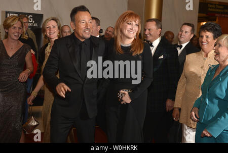 Rockstar Bruce Springsteen (C) und seiner Frau Patti Scialfa durch den roten Teppich und Spaziergang in mit anderen Gästen, während Sie für einen Abend der Gala Unterhaltung im Kennedy Center, Dezember 7, 2014, in Washington, DC. Das Kennedy Center Honors werden jährlich auf fünf Künstler für ihr Lebenswerk in der Kunst und Kultur verliehen. UPI/Mike Theiler Stockfoto