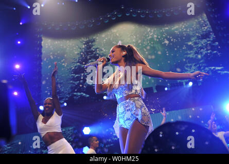Ariana Grande führt während der heißen 99,5 Jingle Ball Konzert in Washington, D.C. am 15. Dezember 2014. UPI/Kevin Dietsch Stockfoto