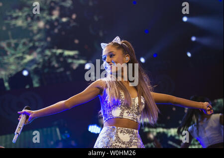 Ariana Grande führt während der heißen 99,5 Jingle Ball Konzert in Washington, D.C. am 15. Dezember 2014. UPI/Kevin Dietsch Stockfoto
