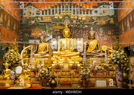 Ayutthaya, Thailand - 09. Mai 2015: goldene Buddha Statue in der Kapelle wat phanan Choeng Stockfoto