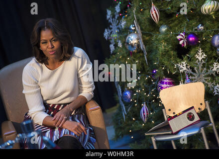 First Lady Michelle Obama spricht mit Kindern nach dem Lesen des Buches "T" war die Nacht vor Weihnachten", an Kinder, Patienten und Mitarbeitern am Children's National Health System am 15. Dezember 2014 in Washington DC. UPI/Molly Riley Stockfoto