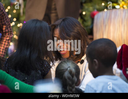 First Lady Michelle Obama spricht mit Kindern nach dem Lesen des Buches "T" war die Nacht vor Weihnachten", an Kinder, Patienten und Mitarbeitern am Children's National Health System am 15. Dezember 2014 in Washington DC. UPI/Molly Riley Stockfoto