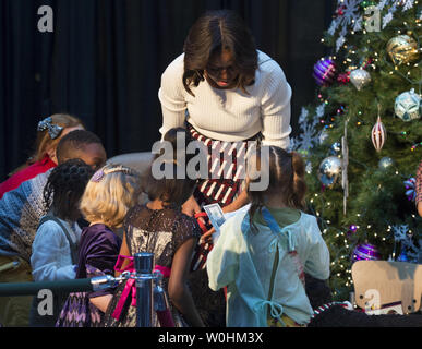 First Lady Michelle Obama spricht mit Kindern nach dem Lesen des Buches "T" war die Nacht vor Weihnachten", an Kinder, Patienten und Mitarbeitern am Children's National Health System am 15. Dezember 2014 in Washington DC. UPI/Molly Riley Stockfoto