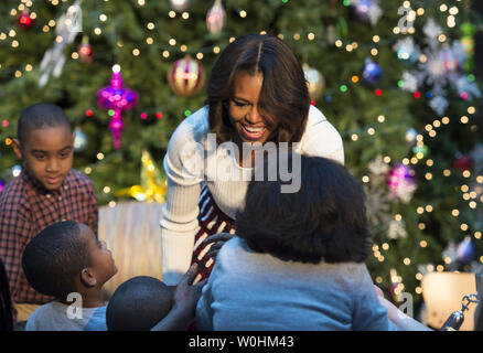 First Lady Michelle Obama spricht mit Kindern nach dem Lesen des Buches "T" war die Nacht vor Weihnachten", an Kinder, Patienten und Mitarbeitern am Children's National Health System am 15. Dezember 2014 in Washington DC. UPI/Molly Riley Stockfoto