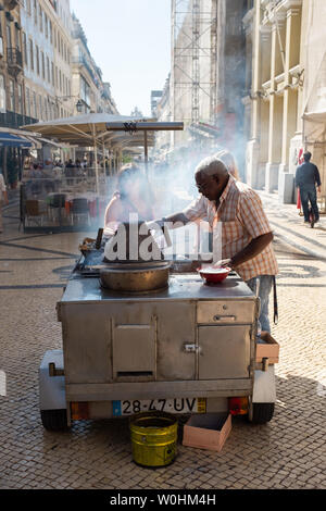 Anbieter mit gerösteten Kastanien im Stadtzentrum von Lissabon, Portugal Abschaltdruck Stockfoto