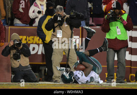 Philadelphia Eagles running zurück LeSean McCoy rollt in die End Zone, wie er zählt einen 11 Yard Touchdown gegen die Washington Redskins im ersten Quartal bei FedEx Field in Landover, Maryland am 20. Dezember 2014. UPI/Kevin Dietsch Stockfoto