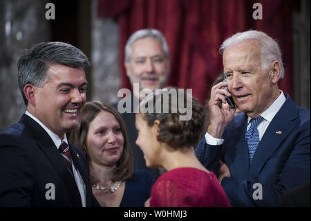 Vizepräsident Joe Biden (rechts) macht einen Anruf zu Senator Cory Gardner's (R-CO) Großmutter nach einem zeremoniellen Re-enactment Vereidigung am 6. Januar 2015 in Washington, D.C. Foto von Pete Marovich/UPI Stockfoto