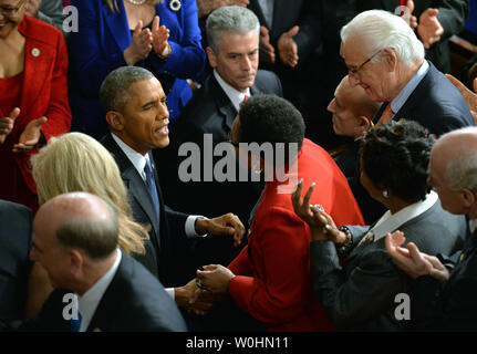 Us-Präsident Barack Obama begrüßt die Mitglieder des Kongresses, wie kommt er seine Rede zur Lage der Union im Haus Kammern des Capitol in Washington, D.C. am 20. Januar 2015 zu liefern. Hinter Obama sitzend waren Vizepräsident Joe Biden (L) und Sprecher des Repräsentantenhauses John Boehner, R - Ohio. Foto von Kevin Dietsch/UPI Stockfoto