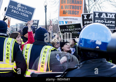 Pro-choice-Aktivisten blockieren die Straße vor dem Obersten Gerichtshof als Anti-abtreibungs-Aktivisten in der 42. März für das Leben in Washington, DC am 22. Januar 2015. Aktivisten aus dem ganzen Land nahmen an der jährlichen pro-life-Kundgebung gegen Abtreibung und die 1973 Roe v. Wade Entscheidung des Obersten Gerichtshofes zur Legalisierung der Abtreibung. UPI/Pete Marovich Stockfoto