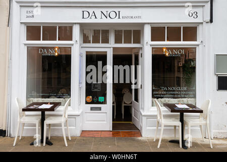 CHESTER, UK - 26. JUNI 2019: Authentische italienische Restaurant Da Noi in der Mitte des berühmten römischen Stadt Chester Stockfoto