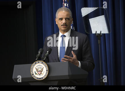 Justizminister Eric Holder spricht an der Medaille von Valor Preisverleihung auf das Eisenhower Executive Office Building in Washington, D.C. am 11. Februar 2015. Foto von Kevin Dietsch/UPI Stockfoto