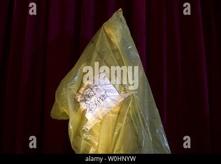 Einen Oscar Statue wird gesehen in Schutzfolie abgedeckt, Vorbereitungen für den 87. Academy Awards in Hollywood" in Los Angeles am 21. Februar 2015. Die Oscars werden am Sonntag, den 22. Februar. Foto von Kevin Dietsch/UPI Stockfoto