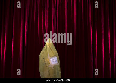 Einen Oscar Statue wird gesehen in Schutzfolie abgedeckt, Vorbereitungen für den 87. Academy Awards in Hollywood" in Los Angeles am 21. Februar 2015. Die Oscars werden am Sonntag, den 22. Februar. Foto von Kevin Dietsch/UPI Stockfoto