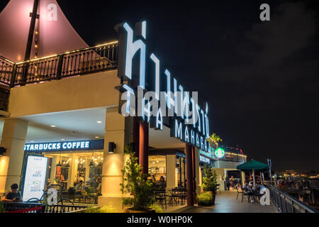 Bangkok, Thailand - 26.Oktober 2015: Menschen reisen in Starbucks Kaffee auf der Sehenswürdigkeiten entspannen tha Maharaj bei Nacht Stockfoto