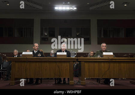 Von links nach rechts, von Adm. John Greenert, Leiter der Marineoperationen, Sekretär der Marine Raymond Mabus Jr. und Gen. Joseph Dunford jr., Kommandant der Marine Corp., bezeugt in einem Senat Armed Services Committee Hearing über die Haltung der Marine in Überprüfung der Verteidigung Antrag auf Genehmigung für das GJ 2016, auf dem Capitol Hill in Washington, D.C. am 10. März 2015. Foto von Kevin Dietsch/UPI Stockfoto