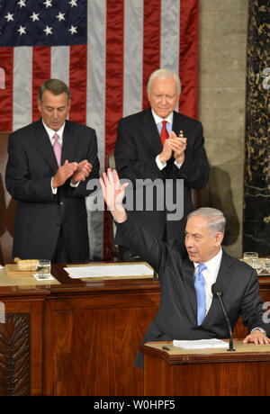 Der israelische Premierminister Benjamin Netanjahu Wellen zum Abschluss seiner Adresse in einer gemeinsamen Sitzung des Kongresses über die nukleare Gespräche mit dem Iran, als Sprecher des Repräsentantenhauses John Boehner (R-OH), (L) und Senator Orrin Hatch (R-UT) applaudieren, an der U.S. Capitol, März 3, 2015, in Washington, DC. Die umstrittene Rede, von vielen als Einmischung in Amerikanischen und Israelischen Politik Viele Kongreßabgeordnete aufgefordert, die Veranstaltung zu boykottieren. UPI/Mike Theiler Stockfoto