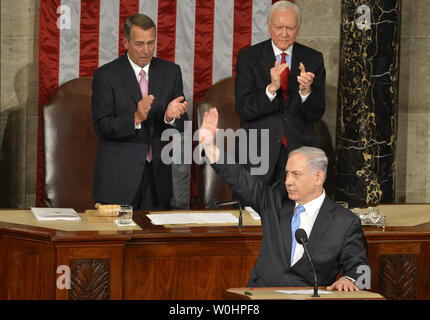 Der israelische Premierminister Benjamin Netanjahu Wellen zum Abschluss seiner Adresse in einer gemeinsamen Sitzung des Kongresses über die nukleare Gespräche mit dem Iran, als Sprecher des Repräsentantenhauses John Boehner (R-OH), (L) und Senator Orrin Hatch (R-UT) applaudieren, an der U.S. Capitol, März 3, 2015, in Washington, DC. Die umstrittene Rede, von vielen als Einmischung in Amerikanischen und Israelischen Politik Viele Kongreßabgeordnete aufgefordert, die Veranstaltung zu boykottieren. UPI/Mike Theiler Stockfoto