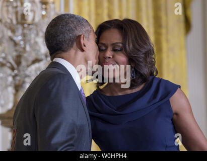 Präsident Barack Obama küsse First Lady Michelle nach Bemerkungen während einer Veranstaltung auf der Erweiterung Bemühungen zu helfen jugendlichen Mädchen weltweit teilnehmen und in der Schule bleiben, im Weißen Haus in Washington DC, 3. März 2015. Foto von Molly Riley/UPI Stockfoto