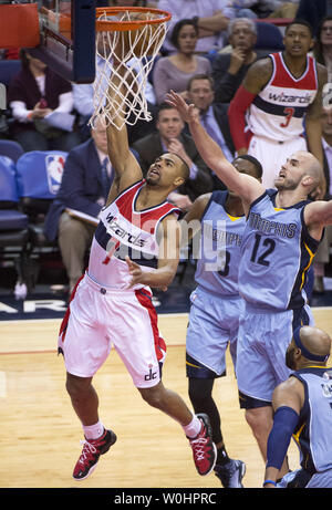 Washington Wizards guard Ramon Sessions schießen für zwei gegen die Memphis Grizzlies Schutz Jordanien Adams (3) und Nick Calathes im zweiten Quartal im Verizon Center in Washington, D.C. am 12. März 2015. Foto von Kevin Dietsch/UPI Stockfoto