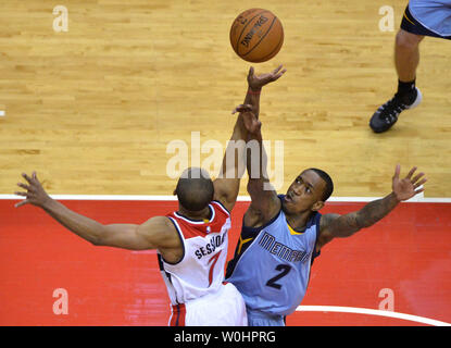 Washington Wizards guard Ramon Sessions (7) und die Memphis Grizzlies guard Russ Smith (2) Kampf für eine Erholung im vierten Quartal im Verizon Center in Washington, D.C. am 12. März 2015. Foto von Kevin Dietsch/UPI Stockfoto