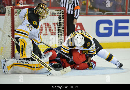 Boston Bruins linken Flügel Brad Marchand (63) Schläge Washington Capitals rechten Flügel Tom Wilson (43), mit dem Ziel die während der ersten Zeit im Verizon Center in Washington, D.C. am 15. März 2015. Foto von Kevin Dietsch/UPI Stockfoto