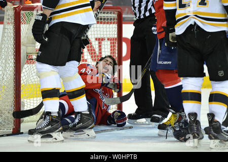 Washington Capitals rechten Flügel Tom Wilson reagiert, nachdem in dem Ziel gelocht wird durch Boston Bruins linken Flügel Brad Marchand während der ersten Zeit im Verizon Center in Washington, D.C. am 15. März 2015. Foto von Kevin Dietsch/UPI Stockfoto