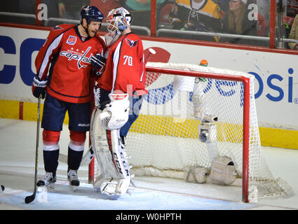 Washington Capitals center Brooks Laich gratuliert goalie Braden Holtby, nachdem er shutout die Boston Bruins, 2-0, im Verizon Center in Washington, D.C. am 15. März 2015. Foto von Kevin Dietsch/UPI Stockfoto