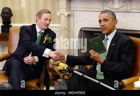 Us-Präsident Barack Obama hält ein Buch von irischen Dichter William Butler Yeats, die er von der irische Premierminister (Taoiseach) Enda Kenny nach ihrem Treffen im Oval Office des Weißen Hauses in Washington, DC am 17. März 2015. Obama sagte, die Vereinigten Staaten und Irland auf den meisten alle Welt fragen, einschließlich Handel und Einwanderung vereinbaren. Foto von Pat Benic/UPI Stockfoto